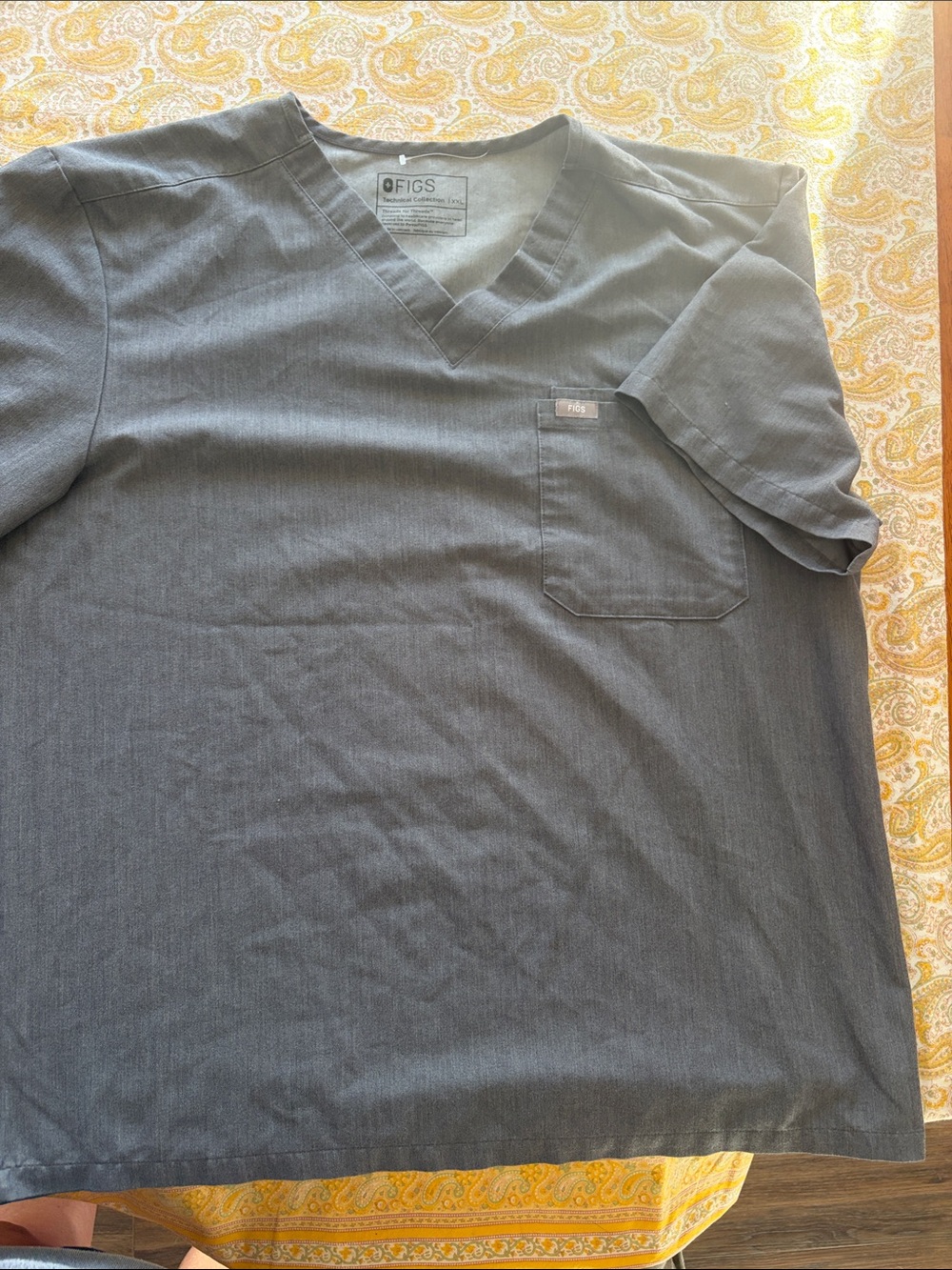 FIGS Men’s Leon 3 pocket Short Sleeve V-Neck Scrub Top in Charcoal Gray